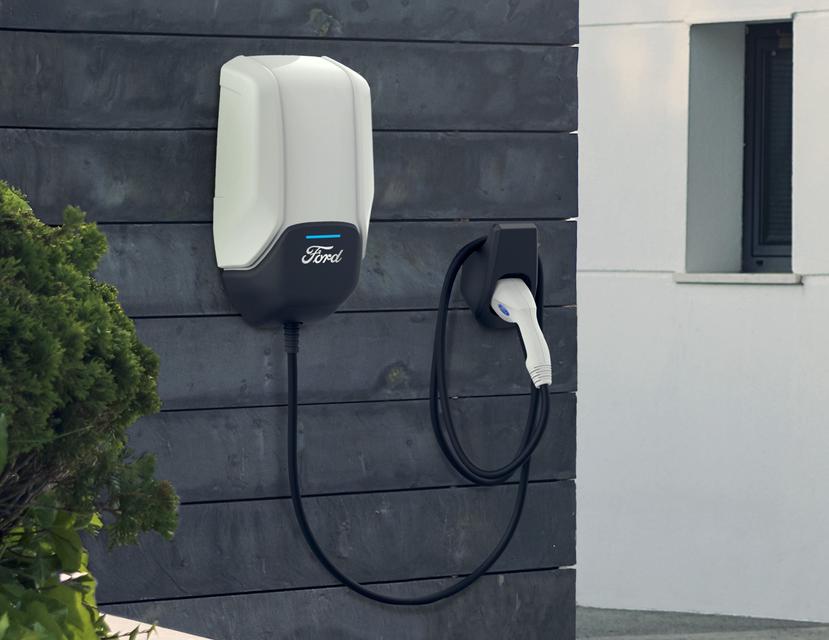 Los nuevos vehículos totalmente eléctricos de Ford vendrán con el Ford Mobile Charger, que puede enchufarse a un tomacorriente independientemente de su voltaje (120 y 240 voltios) (Suministrada)