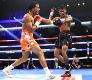 En esta foto de archivo, Omar Rosario (izquierda) y JJ Mariano (derecha) intercambian golpes durante su pelea en Virgin Hotels Las Vegas en 2021.