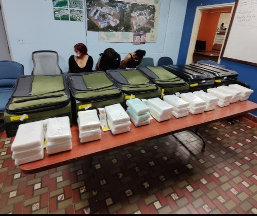 Tres mujeres fueron arrestadas mientras transportaban en sus maletas un total de 36 kilos de cocaína, antes de abordar un vuelo con destino a Boston, Massachusetts.