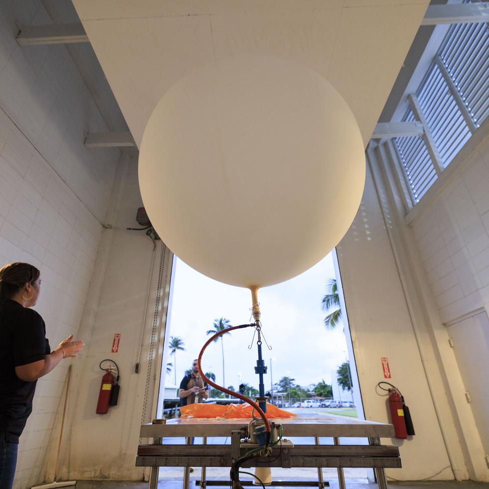 El globo es de látex y se infla con hidrógeno, aunque otras oficinas en Estados Unidos utilizan helio debido a que tienen altos niveles de estática que pueden encender el hidrógeno.