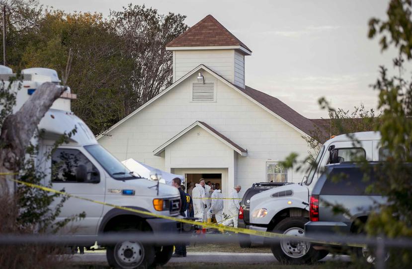 Miembros de la policía entran a la iglesia bautista en Sutherland Springs luego de la masacre perpetuada por Devin Kelley. (AP \  Austin American-Statesman \ Jay Janner)