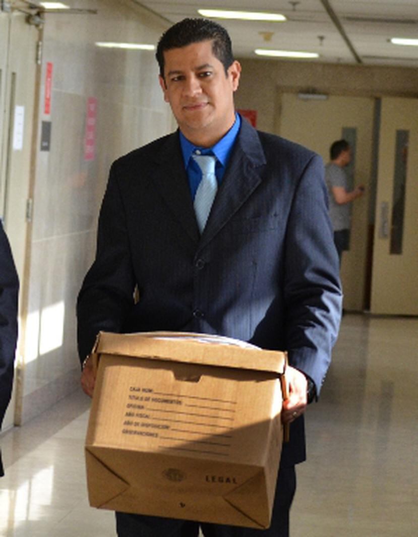 El fiscal Ildefonso Torres lleva una caja de evidencia en el caso contra los imputados del asesinato de Ruiz Vega. (Para Primera Hora / Edgar Vázquez)