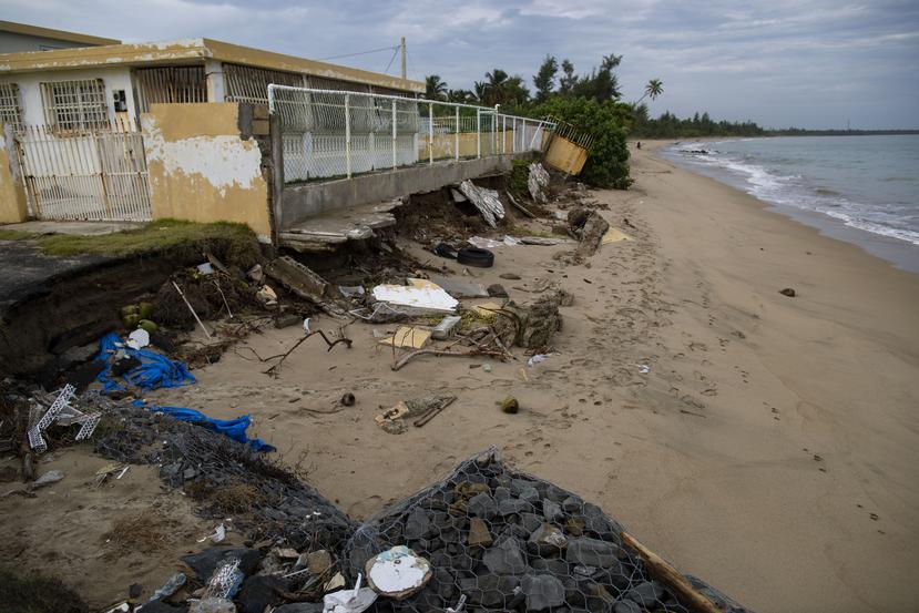 En comunidades como Parcelas Suárez, en Loíza, la erosión costera se ha agravado por el aumento en el nivel del mar y las construcciones en el litoral.