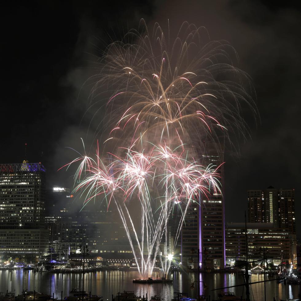 Fuegos artificiales estallan en Baltimore durante la celebración por el Día de la Independencia, el jueves 4 de julio de 2019.