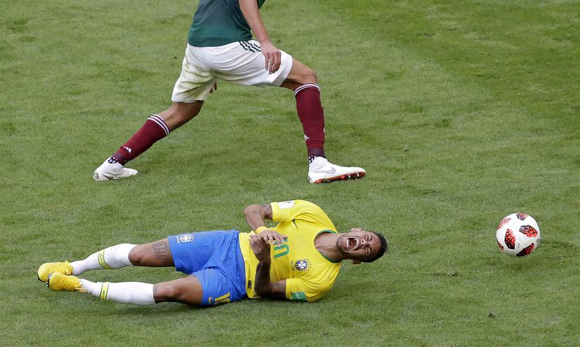 Se escribió de sobra sobre las capacidades teatrales de Neymar al simular faltas y se sondeó con precisión el tiempo que pasó regado en el piso. (AP)