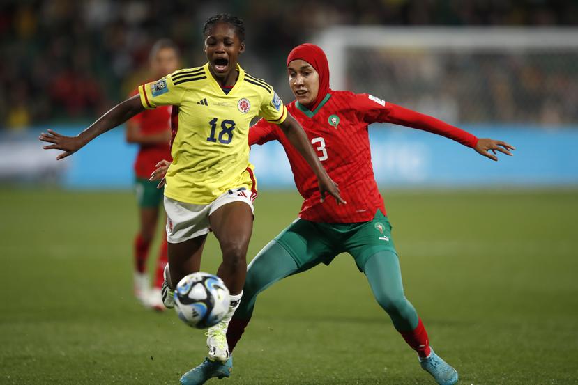 La delantera colombiana Linda Caicedo (izquierda) pugna el balón con la marroquí Nouhaila Benzina durante el partido del Grupo H del Mundial femenino.
