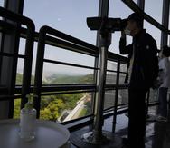 Una botella de sanitizante de manos yace sobre una mesa para que la usen los visitantes que deseen utilizar los binoculares para ver Corea del Norte desde el observatorio de unificación, el jueves 12 de mayo de 2022, en Paju, Corea del Sur.