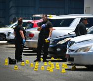 Investigadores de la Policía recopilan información en la escena de un asesinato, que hasta el domingo sumaban 316.