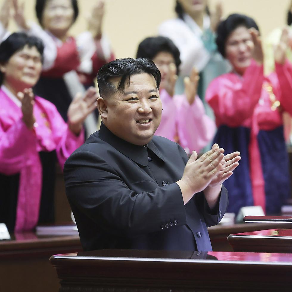 Kim sostuvo que es deber de las mujeres detener la baja en la tasa de natalidad en el país. (Korean Central News Agency/Korea News Service via AP)