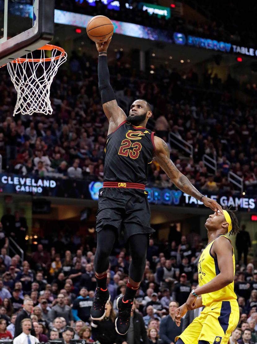 LeBron James, de los Cavaliers de Cleveland, clava el balón ante Myles Turner, de los Pacers de Indiana durante la primera mitad del segundo juego de la serie de playoffs de primera ronda. (AP)