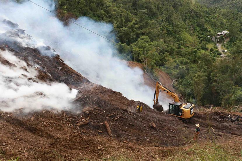 El fuego está consumiendo el terreno aledaño a una fábrica de producción de paletas de madera. (GFR Media)