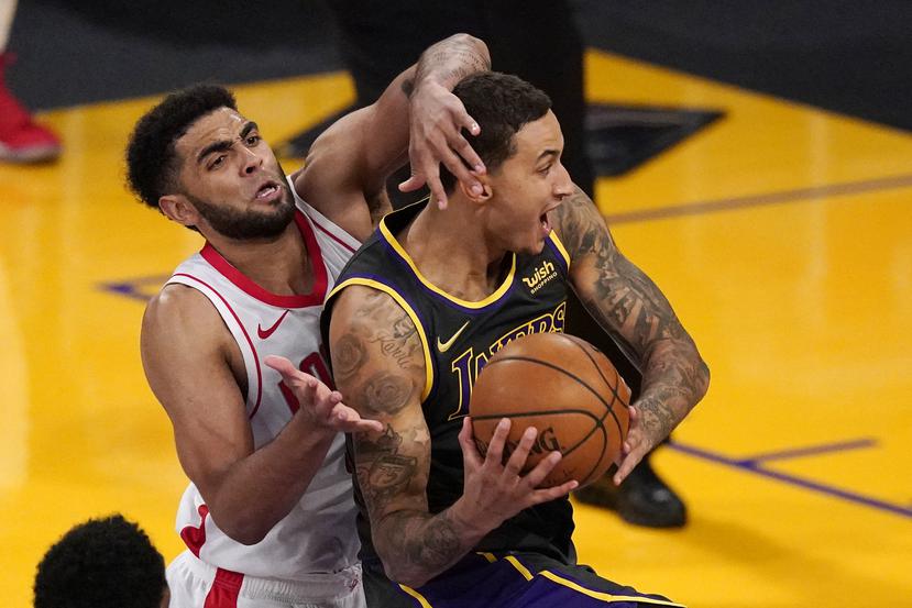 El alero de Lakers, Kyle Kuzma, a la derecha, intenta anotar mientras el alero de los Rockets, Anthony Lamb, defiende durante la segunda mitad de un juego de baloncesto de la NBA el miércoles 12 de mayo de 2021 en Los Ángeles.