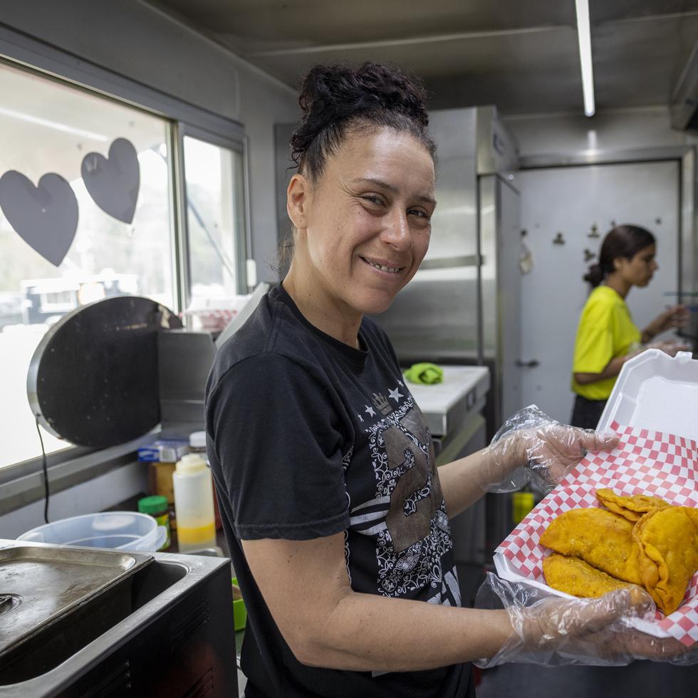 Bárbara Sella muestra parte de los 'antojos' culinarios que prepara en su food truck La Chankleta PR.