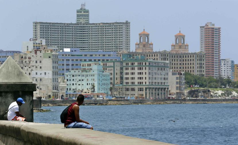 Dos hombres observan la vista mientras descansan sentados en el Malecón de La Habana. (GFR Media)