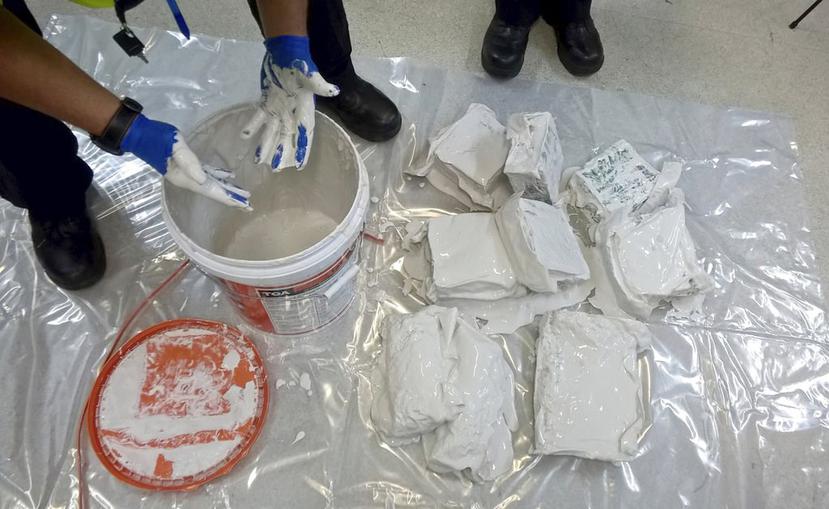 Para las autoridades, estos 10 funcionarios  introdujeron la cocaína en el avión (AP).