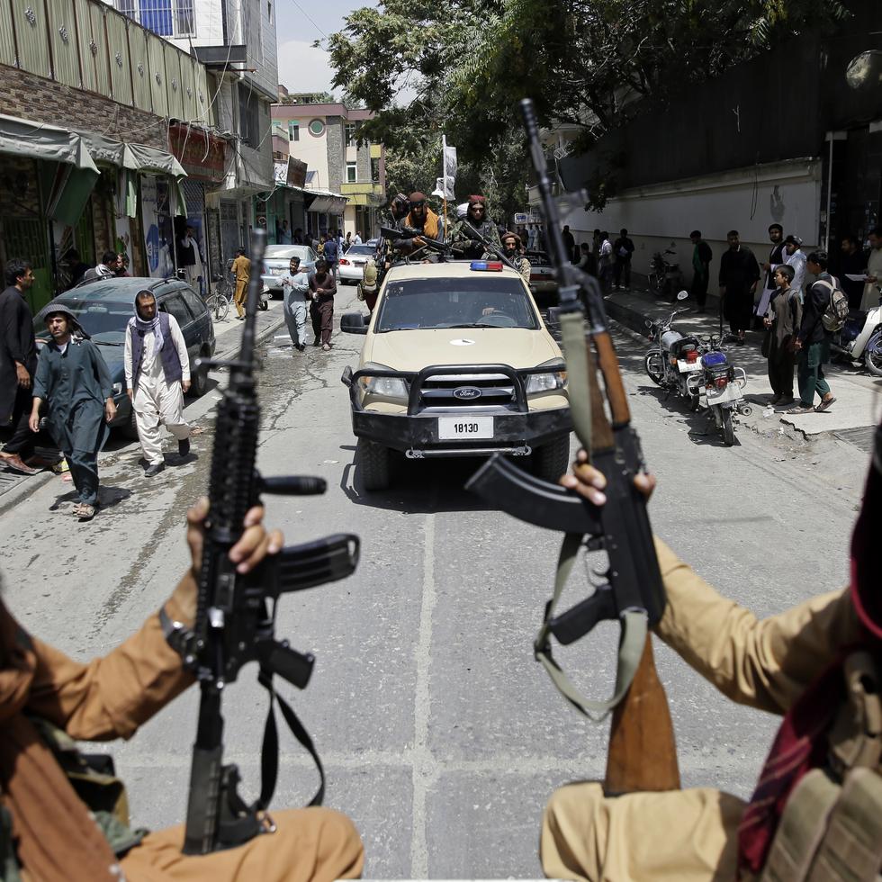 Soldados del Talibán patrullan las calles de Kabul.