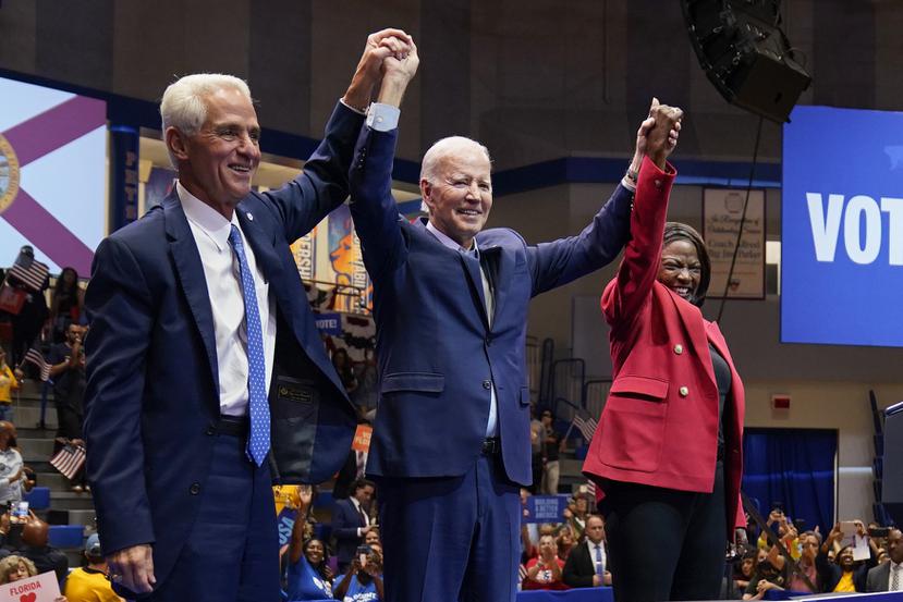 El presidente Joe Biden (centro) estuvo acompañado por el candidato a la gobernación de Florida, Charlie Crist, y por la candidata al Senado, Val Demings.