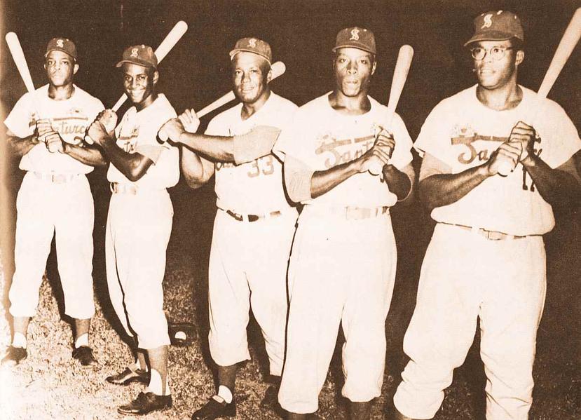 De izquierda a derecha, Willie Mays, Roberto Clemente, Buster Clarkson, Bob Thurman,  y George Crowe militaron con los Cangrejeros de Santurce. (GFR Media)