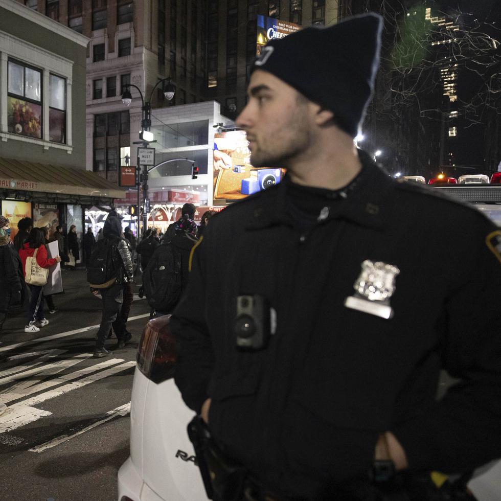 Un policía vigila a manifestantes durante una protesta en la ciudad de Nueva York el 28 de enero.