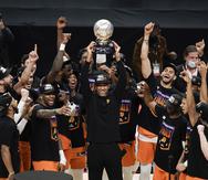 El dirigente de los Suns Monty Williams levanta el trofeo de campeonato de la Conferencia del Oeste junto al equipo.