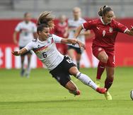 Lena Sophie Oberdorf (izquierda), de Alemania, disputa el balón a Nina Matejic, de Serbia, durante un partido clasificatorio en Chemnitz, Alemania, con vistas a la Copa Mundial femenina.