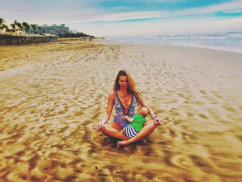 Marjorie de Sousa haciendo yoga en la playa junto con su hijo Matías. (Instagram)