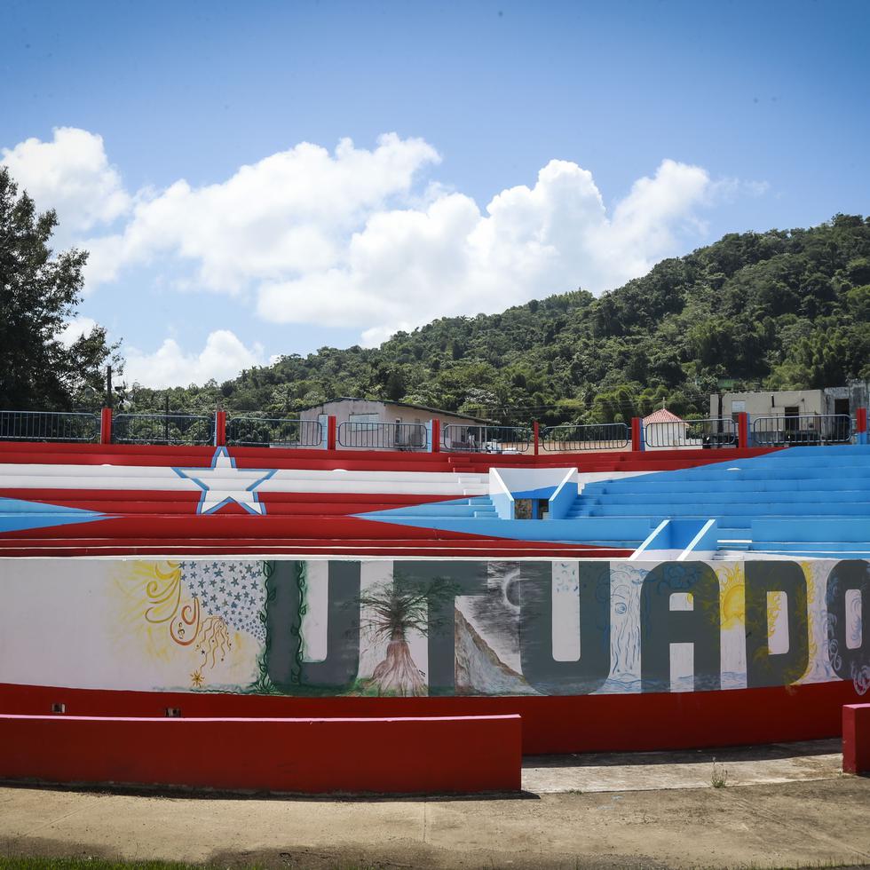 Una obra del artista Héctor Collazo, quien llevó su proyecto “78 pueblos y 1 bandera” al pueblo de Utuado. La pieza fue renovada recientemente por la líder comunitaria Ana Sofía Pomales y el agrónomo Raymond Rivera.