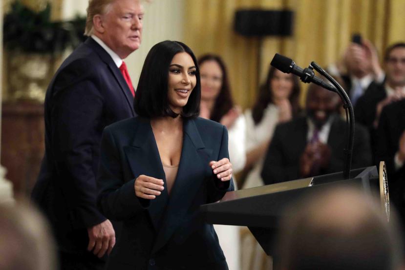 Trump se declaró fanático de la defensa de Kardashian West, alabando sus genes y declarando: “Supongo que es muy popular”. (AP)