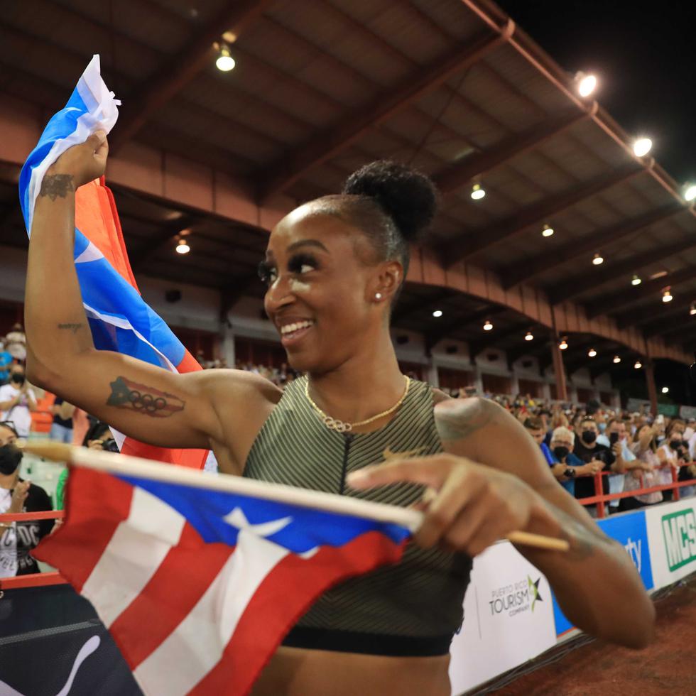 Camacho-Quinn con las banderas de Puerto Rico finalizada la carrera.