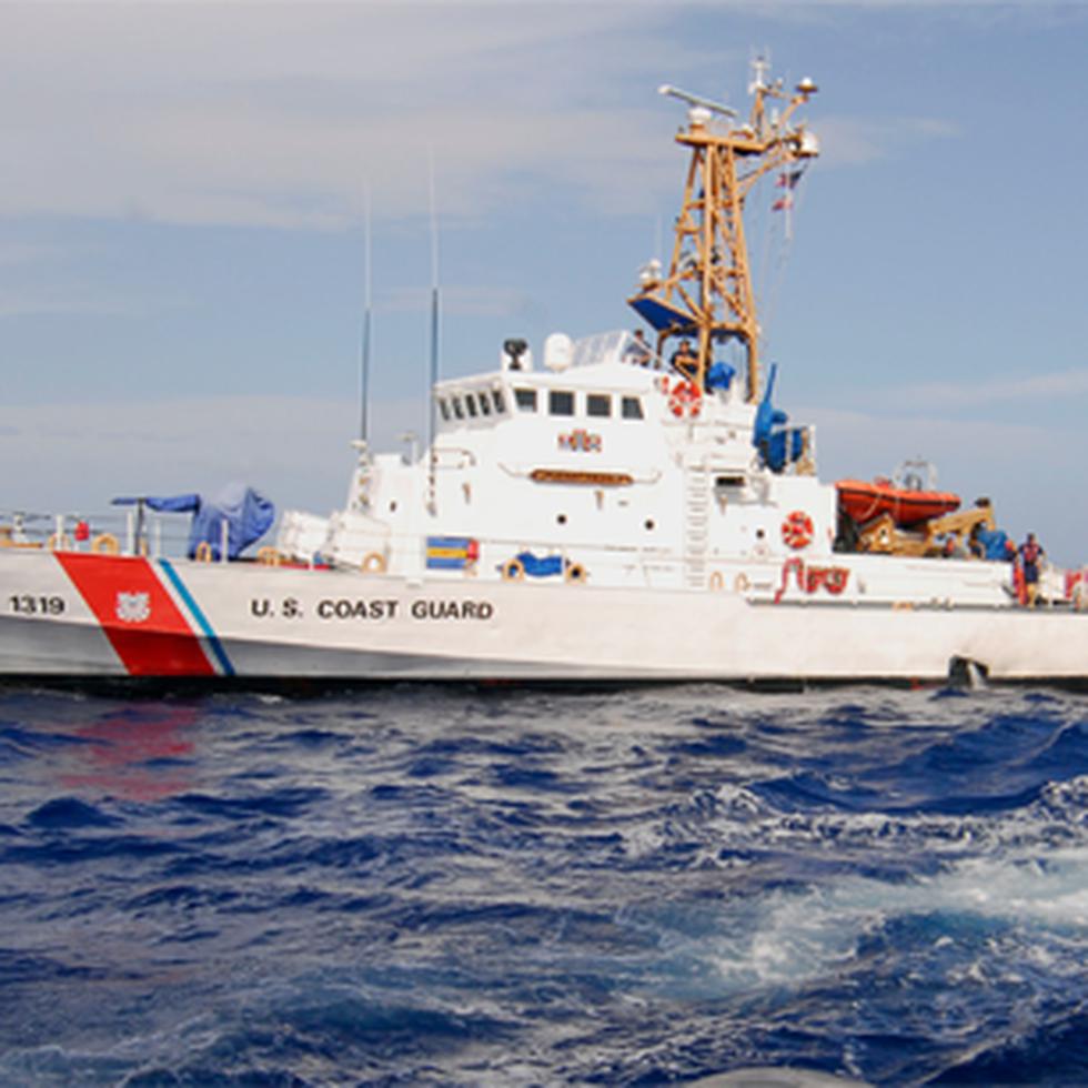 La Guardia Costera intervino con el bote a 39 millas náuticas al norte de Arecibo.