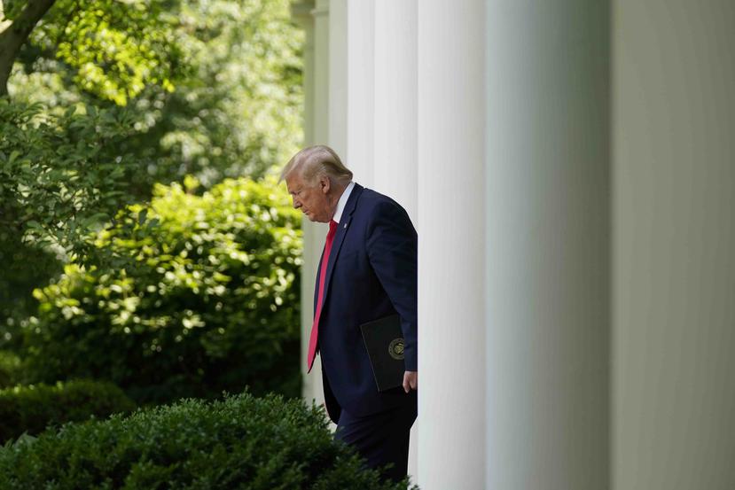 Donald Trump sale al Rose Garden de la Casa Blanca para una conferencia de prensa el martes, 26 de mayo. (AP)