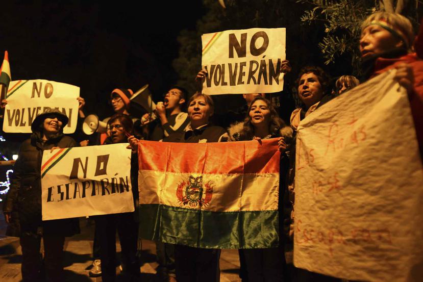 Un grupo de personas protesta frente a la embajada de México en contra de exfuncionarios del gobierno boliviano refugiados en esa sede diplomática en La Paz, Bolivia. (AP)