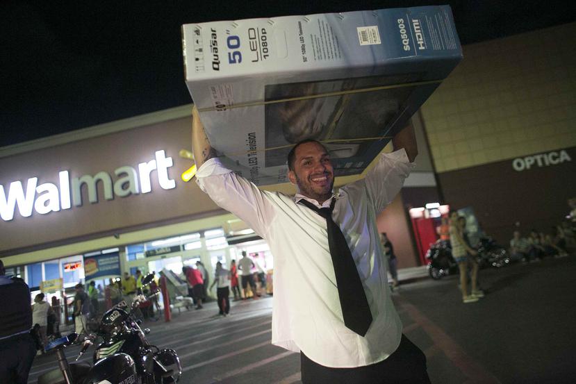 Jaime Arroyo de Arroyo sale del Walmart de Guayama con un televisor de 50 pulgadas.
