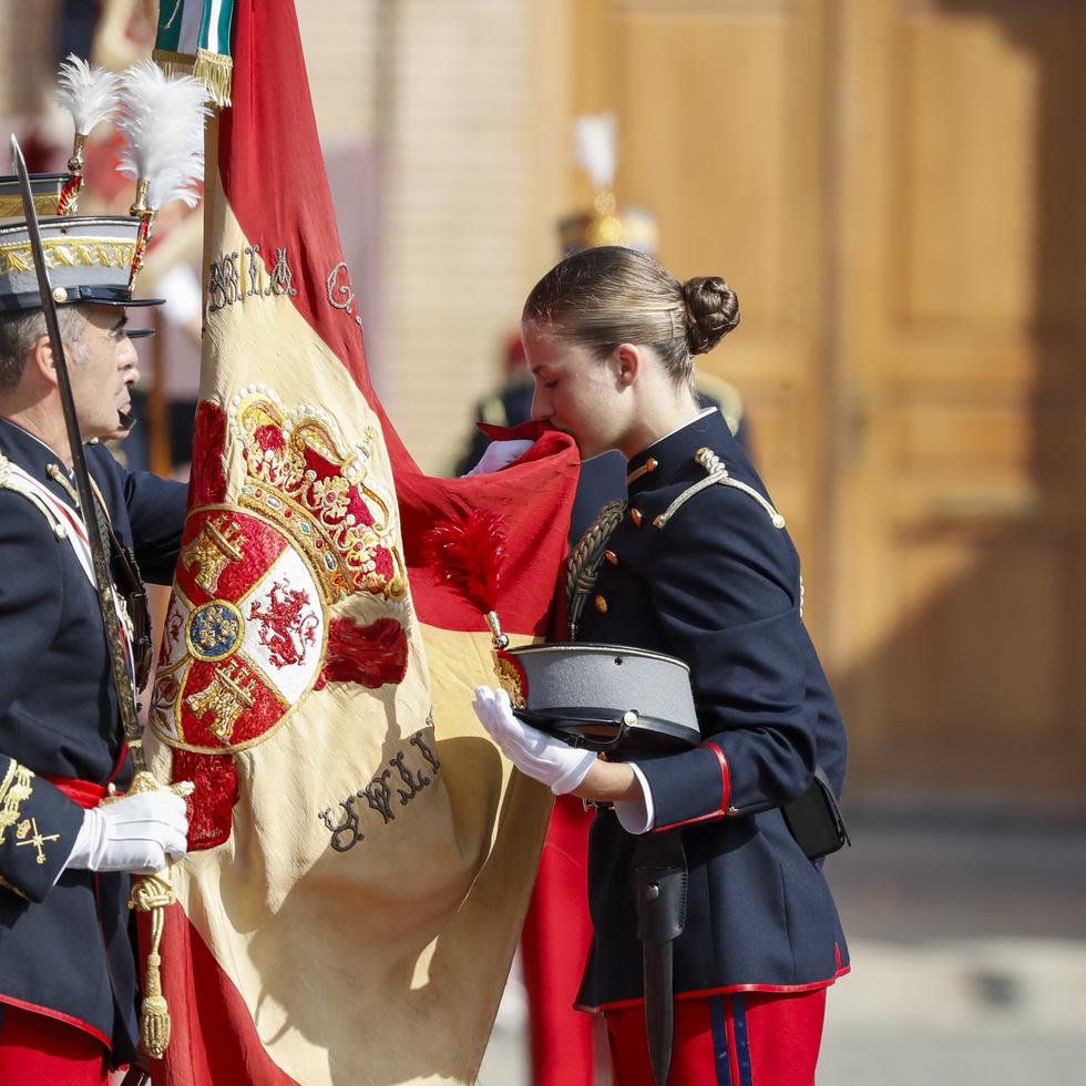 La princesa de España, Leonor de Borbón, jura bandera en una ceremonia oficial celebrada en la Academia Militar de Zaragoza.