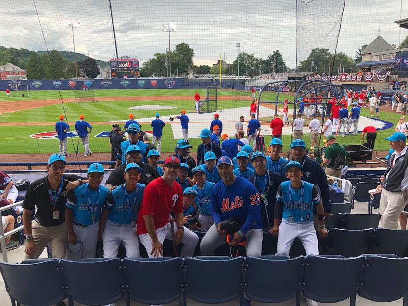 Los jugadores del equipo de Puerto Rico compartieron con los puertorriqueños Ricky Bones, entrenador de lanzadores de Mets de Nueva York, y José David Flores, coach de primera base de los Filis de Filadelfia, antes del partido. (Suministrada)