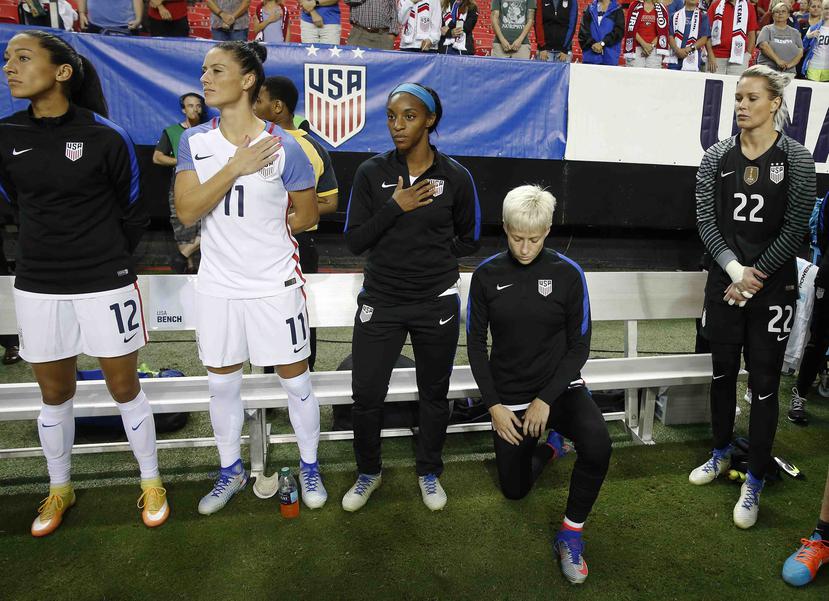 Foto de archivo del 18 de septiembre de 2016 en la que Megan Rapinoe, de la selección de Estados Unidos, se arrodilla durante el himno nacional antes de un partido amistoso contra Holanda en Atlanta. (AP)