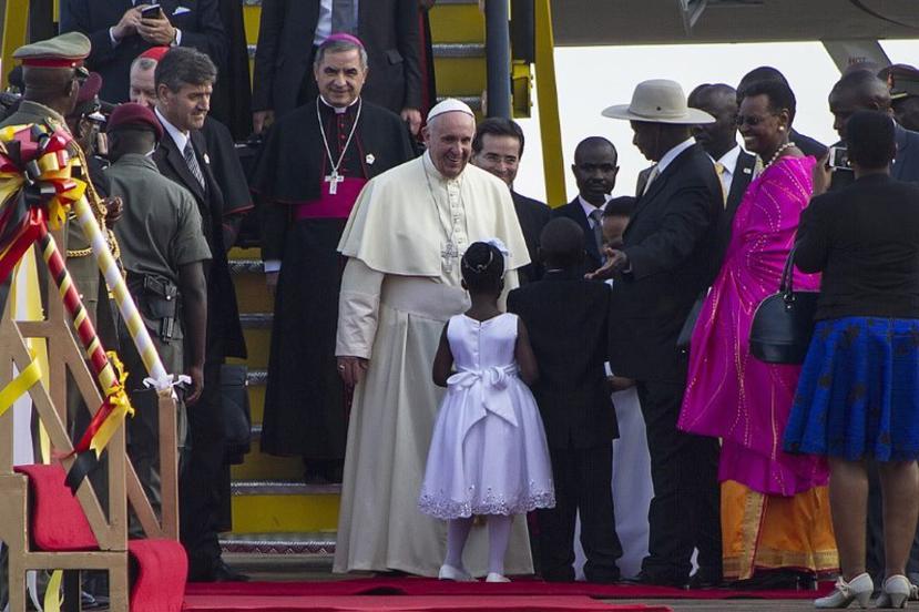 El papa a su llegada a Uganda, segunda parada de su peregrinación en el continente africano.