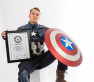 Agustin Alanis, residente de Florida, posa con su certificado de récord Guinness como la persona que más veces ha asistido a una sala de cine a ver una misma película, con su asistencia a 191 funciones de "Avengers: Endgame".