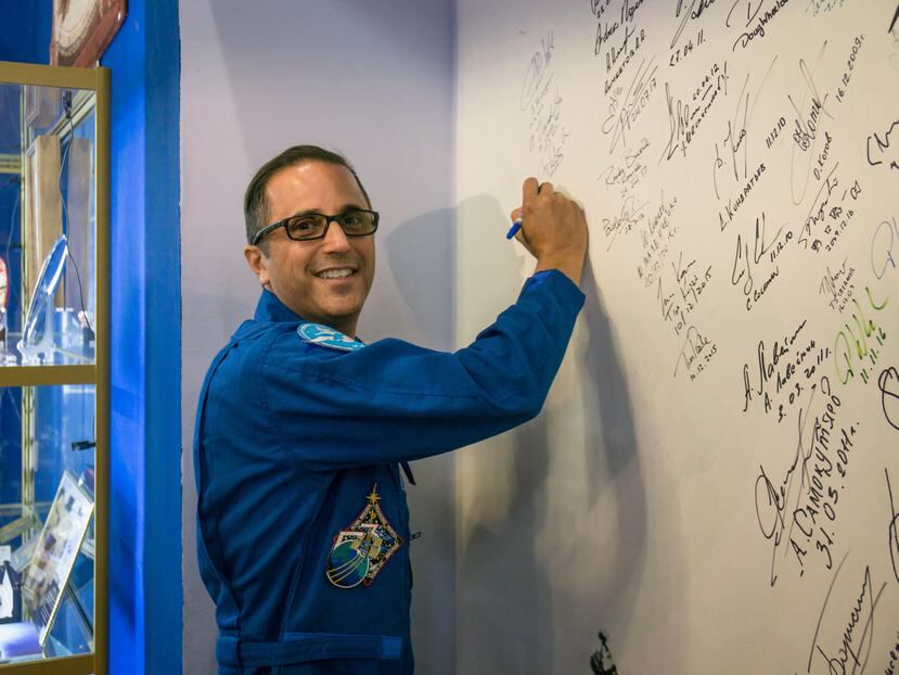 Joseph Acabá firmando un mural en el Museo Korolev en el Cosmódromo de Baikonur en Kazajstán.