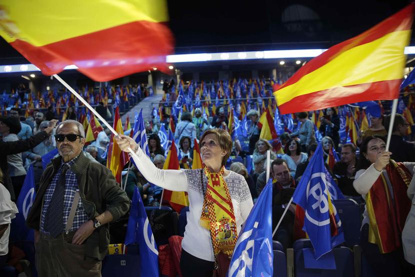 Partidarios del Partido Popular ondean banderas españolas durante un evento de cierre de campaña en Madrid, el viernes 26 de abril. (AP/ Andrea Comas)