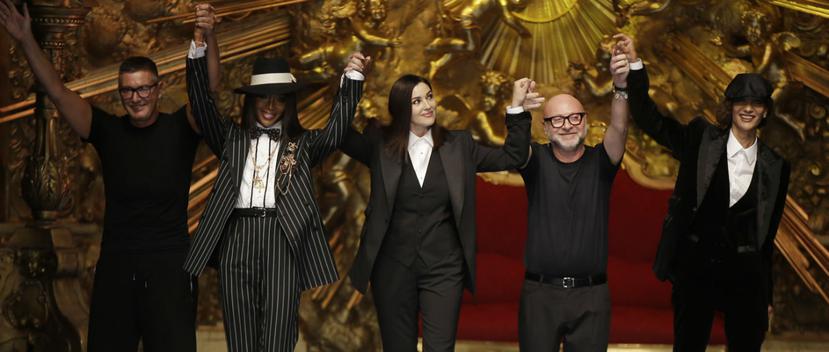 Stefano Gabbana, Naomi Campbell, Mónica Bellucci y Domenico Dolce junto a otra modelo al final del desfile. (Foto: AP)