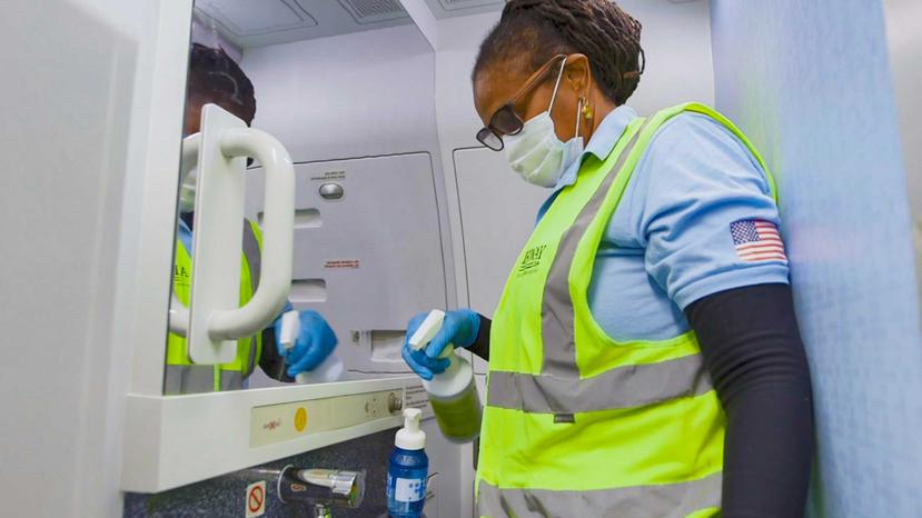 JetBlue aumentó el rigor de los procedimientos de limpieza y desinfección en las aeronaves durante la noche. (Suministrada)