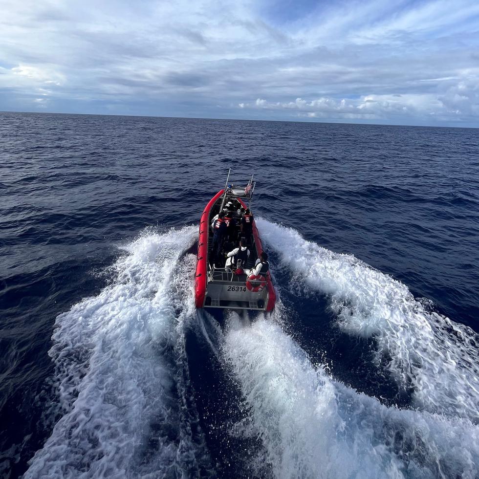 La tripulación del escampavías Heriberto Hernández transportan a ciudadanos dominicanos hasta un bote de la Marina de la República Dominicana en una foto tomada el 31 de octubre de 2022.