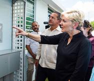El gobernador Pedro Pierluisi y la secretaria de Energía federal, Jennifer Granholm, visitaron la residencia de Norma Mason Vélez, en la urbanización Sans Souci, de Bayamón.