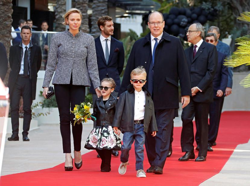 Los príncipes Gabriella y Jacques de Mónaco desfilaron por la alfombra roja luciendo un estilo rockero. (Foto: EFE)