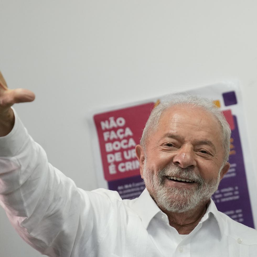 Luiz Inacio Lula da Silva sonríe tras emitir su voto este domingo.