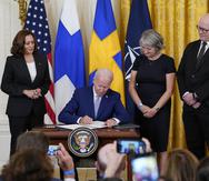 El presidente de Estados Unidos, Joe Biden, firma el documento de ratificación de los Protocolos de Adhesión al Tratado del Atlántico Norte para el Reino de Suecia en la Sala Este de la Casa Blanca, en Washington.