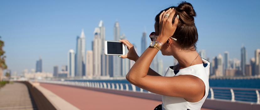 Ante la versatilidad de llevar un celular en vez de una cámara, la fotografía móvil ha tomado auge redefiniendo la manera en que vemos y compartimos nuestras experiencias.  (Shutterstock)