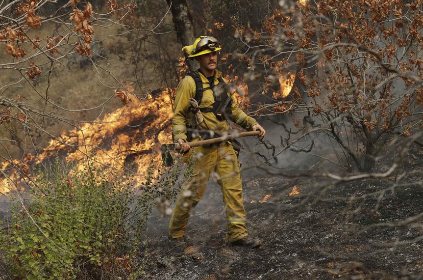 Un bombero trabaja para contener las llamas en la zona de Redding, en California. (AP)