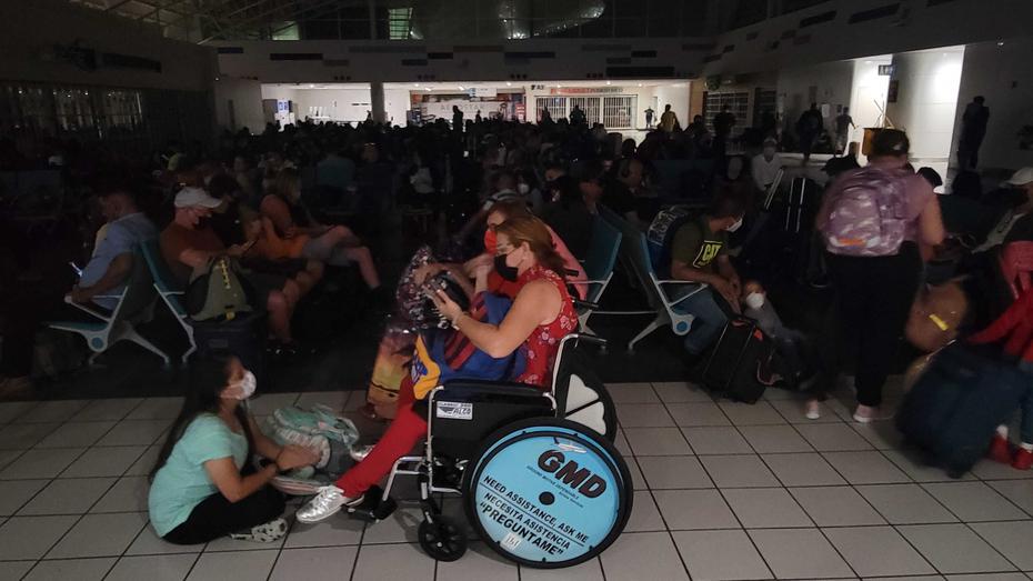 El Aeropuerto Internacional Luis Muñoz Marín también quedó sin servicio de energía eléctrica, donde cientos de pasajeros aguardan para abordar aviones o para salir de regreso a sus casas tras llegar de un viaje.